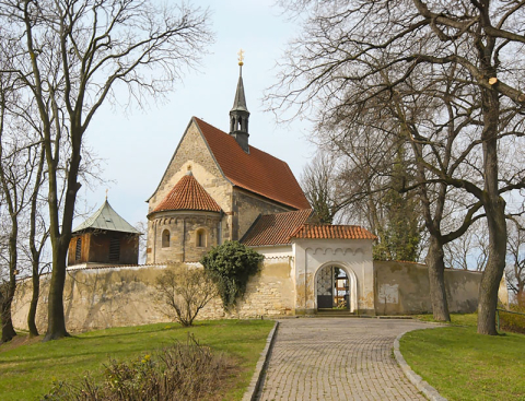 Románský kostel Stětí svatého Jana Křtitele v Dolních Chabrech