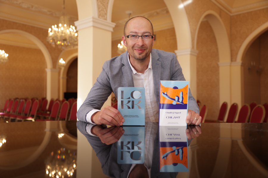 Ondřej Sysel s viteznou knihou a trofeji_foto Euromedia Roman Soucek.jpeg