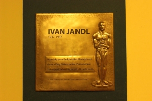 Pamětní deska připomínající Ivana Jandla osazená ve foyer pražského divadla Gong