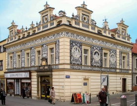 Novorenesanční budova někdejší lékárny v Kladně. Sgrafitovou výzdobu podle návrhu M. Alše provedl J. Bosáček v roce 1896