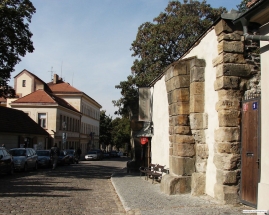 Torzo severní věže středověké brány s pískovcovými armaturami a pozůstatky portálu (foto Ivana Boháčová)