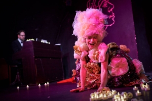 Ani v této inscenaci divák  nepřijde o výstřední kostýmy