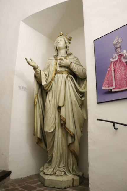 Socha P. Marie, schodiště k muzeu, klášter Pražského Jezulátka