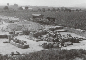 Pohled na plochu výzkumu z roku 1959. Převzato z monografie Zdeňky Krumphanzlové a kolektivu: Raně středověké pohřebiště v Praze­‑Lahovicích. Praha 2013