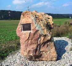 Památník lahovického pohřebiště v den jeho odhalení 27. září 2016. Foto M. Šmolíková,  Muzeum hlavního města Prahy