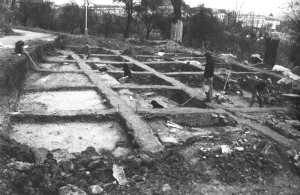 Archeologický výzkum v prostoru terasy před domem č. p. 393 V Seminářské zahradě (dnes restaurace Petřínské terasy) v roce 1996. Foto: Jan Zavřel