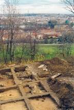 Část odkrytého románského domu s pohledem na Prahu. Foto: Jan Zavřel