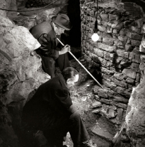 Ivan Borkovský s Jaroslavem Böhmem debatují nad starší a mladší fází apsidy kostela Panny Marie. Počátek padesátých let 20. století. Archiv Archeologického ústavu AV ČR, Praha, v. v. i., pracoviště Pražský hrad