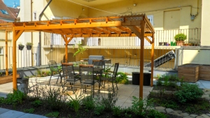 Příjemné posezení pod pergolou