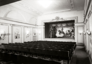 Dnes již neexistující sál německého divadla Kleine Bühne, který od r. 1949 sloužil jako scéna Ústřednímu loutkovému divadlu
