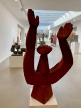 Olbram Zoubek, „Ruce ke slunci“, 1960, polychromovaný cement