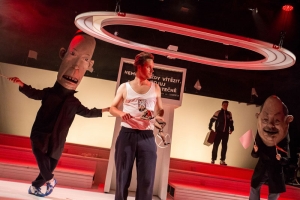 V inscenaci se stírá prostor mezi hledištěm a jevištěm