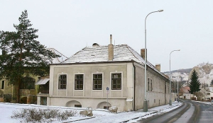 Severovýchodní nároží hlubočepského zámečku od východu. Foto P. Turyna, 2006