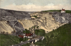 Pohled do vápencového lomu