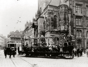 Výletní tramvaj na Staroměstském náměstí v Praze, 1913