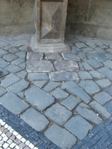 Okolí podstavce sloupu