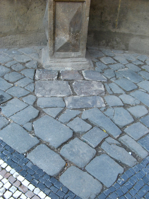 Okolí podstavce sloupu