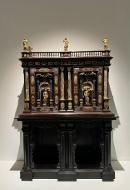 Svět zásuvek a bohatého dekoru