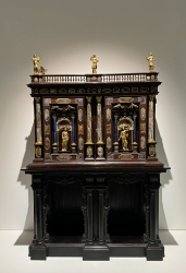 Svět zásuvek a bohatého dekoru