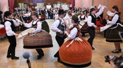 Folklorní soubor Nyitnikék a orchestr lidové hudby Huzavonó