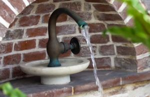 Kašna v interiéru od Josipa Plečnika