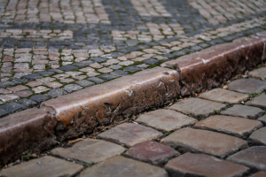 Křemencem dlážděný chodník a ulice mramorovými obrubníky, Anenská ulice