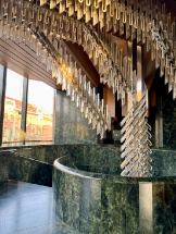 Schodiště z hadce se skleněnou plastikou