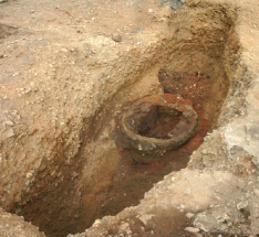 Celkový pohled na odkrytou licí jámu na zvony