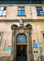 Vstupní portál se sochou  svaté Kateřiny