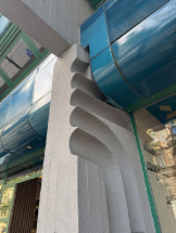 Detail plastického reliéfu od sochaře Miloslava Chlupáče