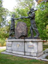 Sousoší Hornictví s Váňovým kamenem, Kladno,  autor Ladislav Novák, 1954