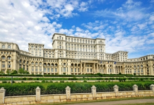 Palác parlamentu nese rovněž  pojmenování Ceaușescovův palác