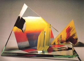 Bohumil Eliáš, Úsměv žluté, 1987, skleněná plastika, malované broušené sklo, 60 x 27 cm