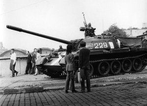 Invazní tank v Praze 21. srpna 1968 u Hlavního nádraží