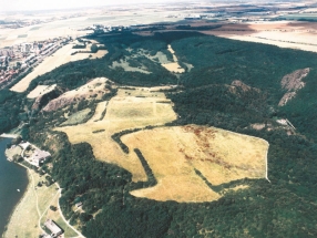 Letecký snímek hradiště Šárka